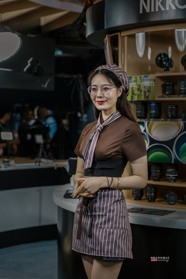 鏡頭下的優雅瞬間 美女服務生攝影與圖文制作